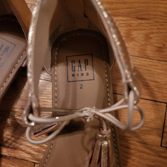 Nwot Gap Rose Gold frill sandal - Picture 3 of 5